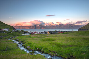 Fototapeta premium Il villaggio di Gjogv al crepuscolo, Isole Faroe