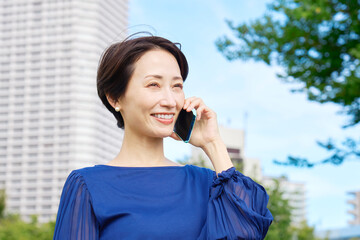 屋外でスマホで通話する女性