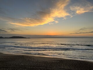Obraz premium Sunsrise in Praia do Campeche beach Florianopolis