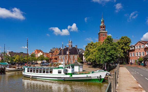 Die Hafenstadt Leer in Ostfriesland mit Alter Waage (historisches Waagenhaus), Rathaus und Zugbr&uuml;cke &uuml;ber die Leda; Niedersachsen; Deutschland