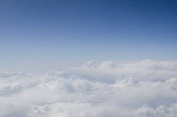 Obraz premium The sky is filled with clouds and the sun is shining through them