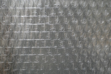 겨울 보온을 위한 창문에 붙여진 뽁뽁이

