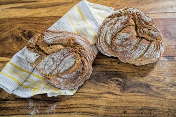 zwei wild breads mit geschirrtuch auf einem holztisch