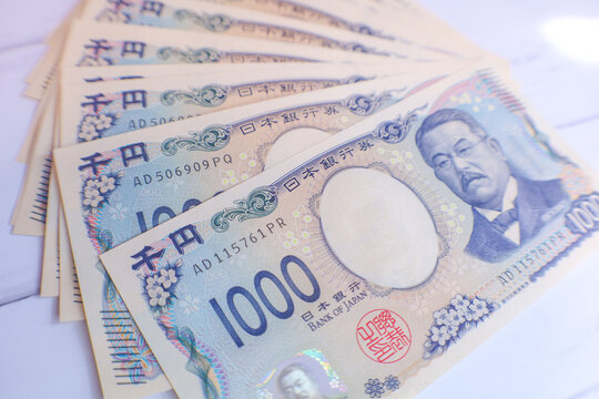広げられた新紙幣の千円札