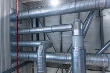 Ensemble de gaines inox de ventilation dans une usine industrielle
