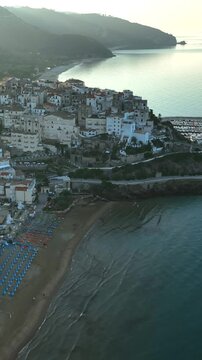 Il borgo e il porto di Sperlonga, localit&agrave; turistica del Lazio. Italia.
Vista aerea del paese arroccato sulla collina che affaccia sul mare. 