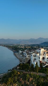 Il borgo e il porto di Sperlonga, localit&agrave; turistica del Lazio. Italia.
Vista aerea del paese arroccato sulla collina che affaccia sul mare. 