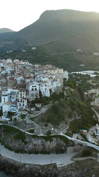 Il borgo e il porto di Sperlonga, localit&agrave; turistica del Lazio. Italia.
Vista aerea del paese arroccato sulla collina che affaccia sul mare. 