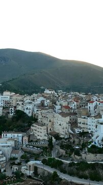 Il borgo e il porto di Sperlonga, localit&agrave; turistica del Lazio. Italia.
Vista aerea del paese arroccato sulla collina che affaccia sul mare. 