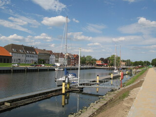 Boote im Binnenhafen in Glückstadt in Schleswig-Holstein
