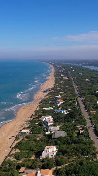 La spiaggia di Sabaudia, il lago di Paola e il profilo della Maga Circe. Italia.
L'esclusiva spiaggia di Sabaudia con le sue lussuose ville sul mare. Vista aerea panoramica.