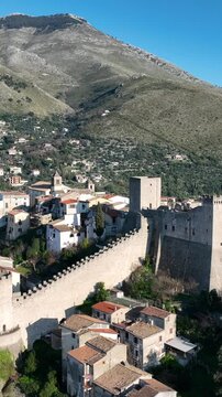 il Castello di Itri in provincia di Latina, Lazio, Italia.
Veduta aerea del borgo famoso per le coltiviazioni degli ulivi, delle olive itrane e dell'olio da tavola.