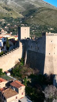 il Castello di Itri in provincia di Latina, Lazio, Italia.
Veduta aerea del borgo famoso per le coltiviazioni degli ulivi, delle olive itrane e dell'olio da tavola.