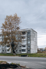 Obraz premium Road in a small town in autumn