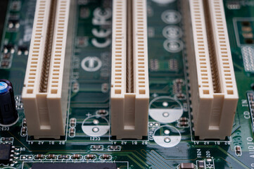 Electronic printed circuit board with memory slots