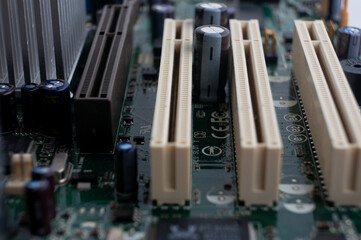 Electronic printed circuit board with memory slots