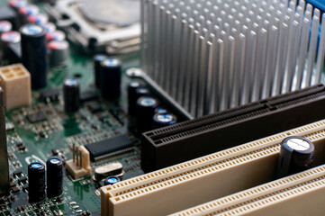 Electronic printed circuit board with memory slots