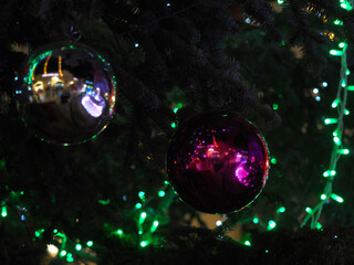 Detalle de adornos en árbol de Navidad en la calle de noche