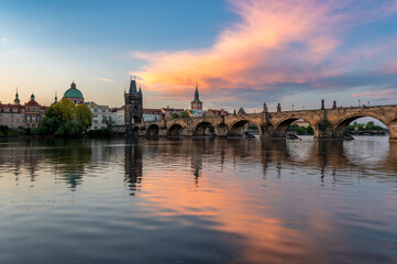Obraz premium Colorful sunrise over Charles Bridge (Karluv Most) over Vltava River in Prague, Czech Republic