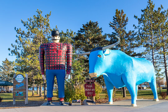Paul Bunyan and Babe the Blue Ox statues at Paul Bunyan Park