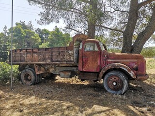 Obraz premium Abandoned oldtimer truck seen from the side.