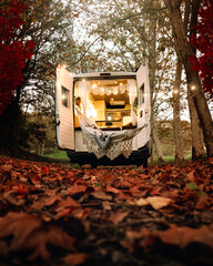 Bella furgoneta camper de estilo nórdico boho en un atardecer de otoño en medio del bosque
Vacaciones, amor, viajes, otoño, atardecer, medio de transporte   