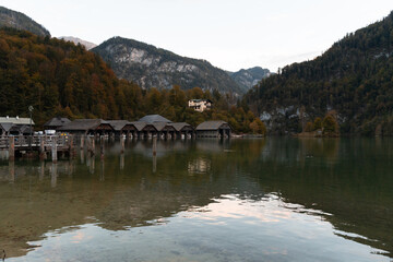 Obraz premium Bootshäuser am Königssee im Herbst