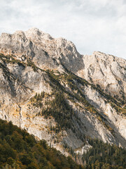 wundersch&ouml;ne Berge in den Alpen zum Klettern im Herbst, steile Felsw&auml;nde, gebirge in Europa