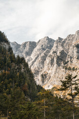 steile Felswand in den den bayerischen Alpen, Bergpanorama im Herbst