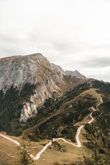 Weg auf einem Bergkamm in den Alpen, Bergpanorama, Wandern in den Bergen, 