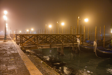 Markusplatz Venedig in der nebeligen Nacht 