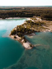 Landzunge im blauen See, Kiesgrube von Oben, Luftaufnahme