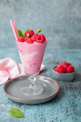 Domowy, malinowy jogurt ze świeżymi malinami. © Dorota