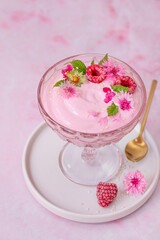 Domowy, malinowy jogurt z mrożonymi malinami. © Dorota