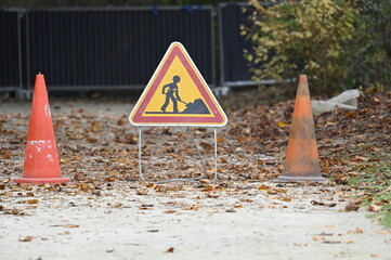 Panneaux et plots orange chantiers travaux