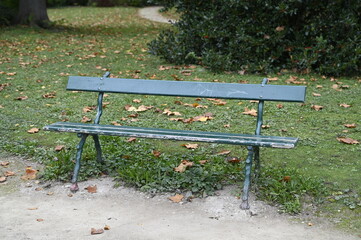 Banc parisien dans un parc