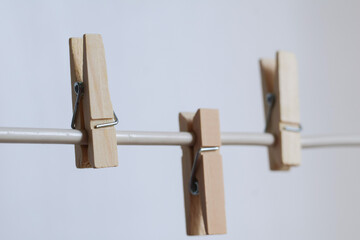 Una toma de cerca de varios ganchos de ropa en una cuerda de color blanca