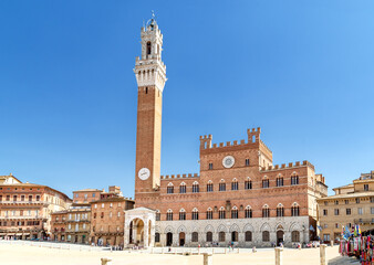 Fototapeta premium At the old town of Siena with Palazzo Pubblico and Torre del Mangia at Piazza del Campo, Tuscany, Italy