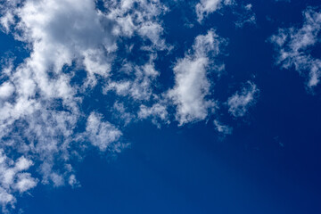 c&eacute;u azul com nuvens brancas