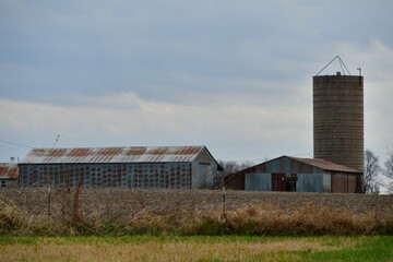 Obraz premium Barn and Silo in Farm Field