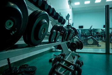 Fototapeta premium Gimnasio, vista integra con todas las maquinas para ejercicios fitnes y de cardio.