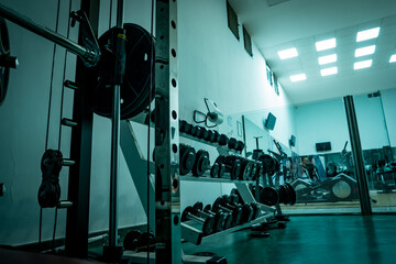 Fototapeta premium Gimnasio, vista integra con todas las maquinas para ejercicios fitnes y de cardio.