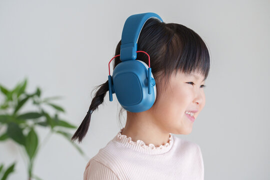 イヤーマフをした聴覚過敏の子供