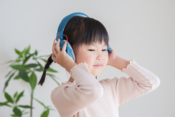 イヤーマフをした聴覚過敏の子供