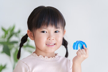 マウスピースで歯列矯正をする子供