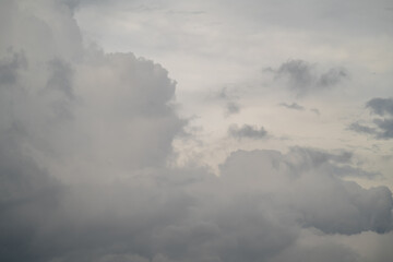 Obraz premium Dramatic cloudscapes fill the sky, showcasing nature's artistry with a breathtaking display of textures and colors. 