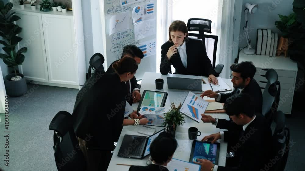 Aufkleber top view of investor handed financial document to manager while explain marketing idea at meeting ta