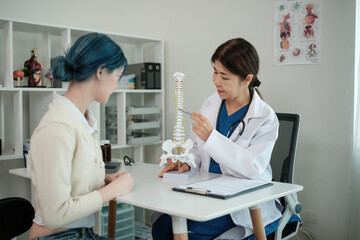 Obraz premium A woman is sitting at a desk with a doctor
