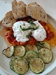 Shakshuka, huevos escaldados con Pan de masa madre