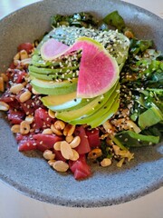 Poke bowl de atún, quinoa, aguacate y espinacas 
